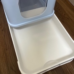 猫用トイレ 青と白の通気性デザインの画像