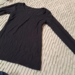 レディース黒のTシャツの画像