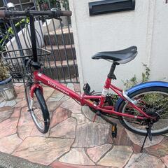 赤のVolkwsgen折りたたみ自転車の画像