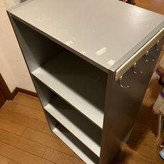 パソコンデスクとカラーボックスの画像