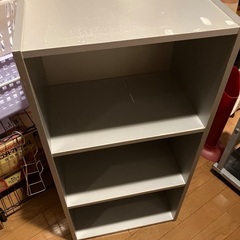 パソコンデスクとカラーボックスの画像