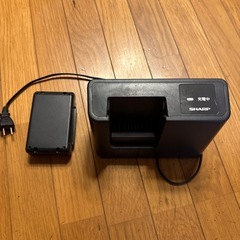 シャープコードレス掃除機のバッテリーと充電器
の画像