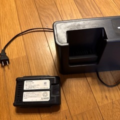 シャープコードレス掃除機のバッテリーと充電器
の画像
