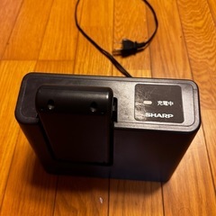 シャープコードレス掃除機のバッテリーと充電器
の画像