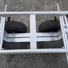 コンテナ2つ積載できるアルミ製の荷車の画像