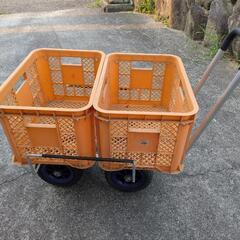 コンテナ2つ積載できるアルミ製の荷車の画像