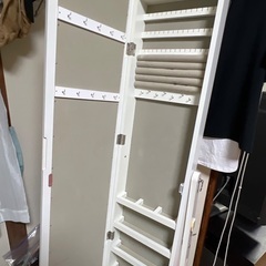 アクセサリー収納できるミラーの画像