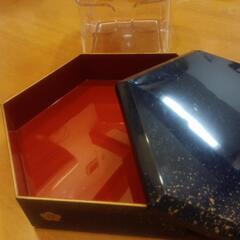 六角形重箱と食パン容器の画像