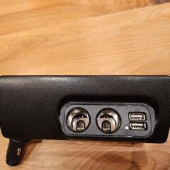 トヨタ ハイエース 200系 専用 カーメイト　ソケット USB 増設電源ユニットの画像