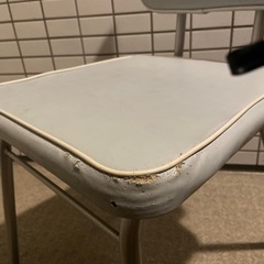 イス2脚の画像