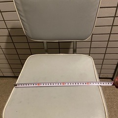 イス2脚の画像