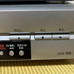 VHSデッキとCD/DVDプレーヤー　セット
の画像