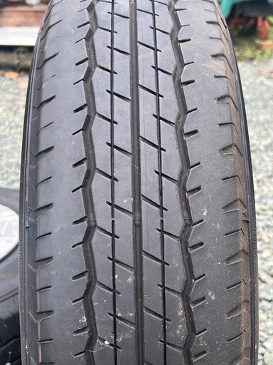 【決まりました 】  【引取り限定】 ハイエース純正タイヤ、ホイール、カバー4本セット【美品】 