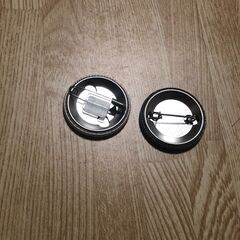 未使用品）秦野市公認の名水缶バッチ６個セットの画像
