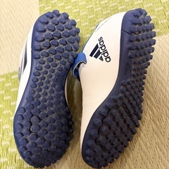 adidas サッカー トレーニングシューズ　キッズ ホワイト/ブルー 18cmの画像