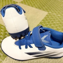 adidas サッカー トレーニングシューズ　キッズ ホワイト/ブルー 18cmの画像
