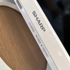 テレビ、録画機、リモコン、棚の画像