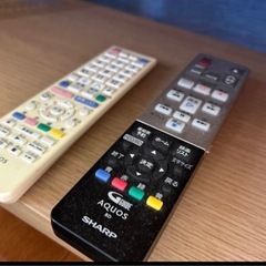 テレビ、録画機、リモコン、棚の画像