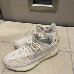 YEEZY 350 V2 ホワイト スニーカーの画像