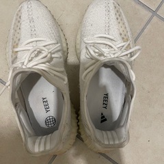 YEEZY 350 V2 ホワイト スニーカーの画像