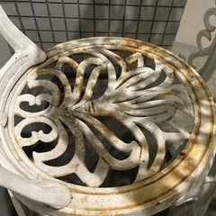 屋外用白いオシャレなテーブルセットの画像