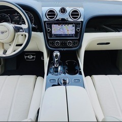 【車検二年付き】ベントレー　ベンテイガV8 左ハンドルの画像