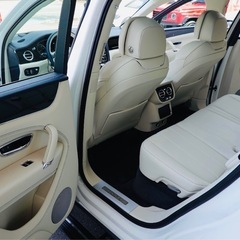 【車検二年付き】ベントレー　ベンテイガV8 左ハンドルの画像