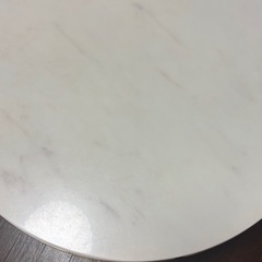 大理石柄　丸テーブルの画像