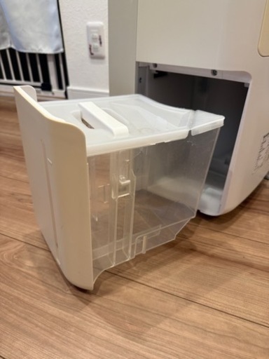 1ヶ月ぐらい使用した　SHARP 除湿機 CV-H120-W 2018年製