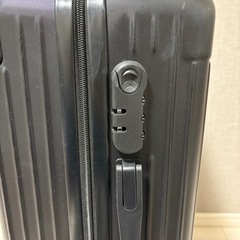 キャリーケース黒の画像