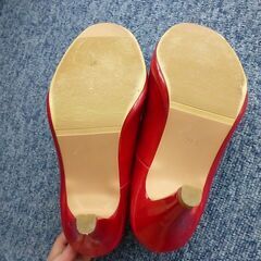 【新品未使用】menue ピンヒールパンプス 赤 21.5の画像