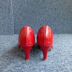【新品未使用】menue ピンヒールパンプス 赤 21.5の画像