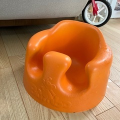 Bumbo バンボ ベビーソファ + 専用プレートレイ付きの画像
