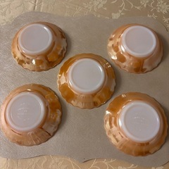 オレンジ色レトロな食器の画像