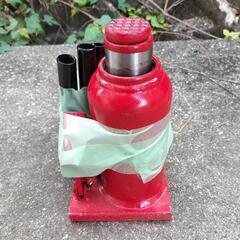 BIG RED ダルマジャッキ ボトルジャッキ 12t 油圧ジャッキ 最低位200mm/最高位370mm ジャッキアップ 車用 ボトルジャッキ スチール製 荷重12トン 車用 車整備 タイヤ交換 レッド TJ91204D
の画像