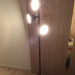 フロアランプ　電球3つ付き　暖色系の画像