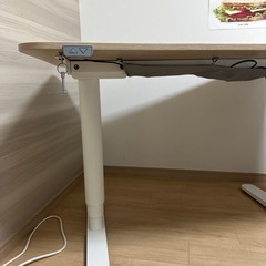  昇降式 BEKANT テーブル　120x80cmの画像
