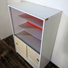 昭和レトロなキャビネットの画像
