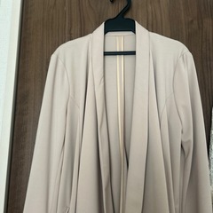 ベージュ　ジャケットの画像