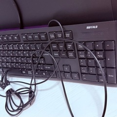 ゲーミングPC「G-Tune」のデスクトップパソコンとキーボードおまけの画像