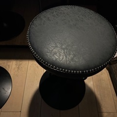 ヴィンテージ風カウンターテーブルと皮のカウンターチェア
の画像