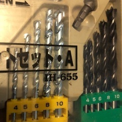 ドリルビットと工具のセットの画像