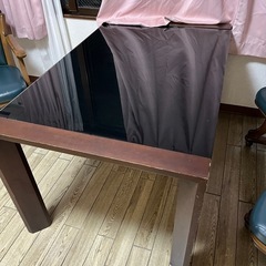無料食卓と椅子4つの画像