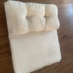 ベージュ１〜２人掛けソファの画像
