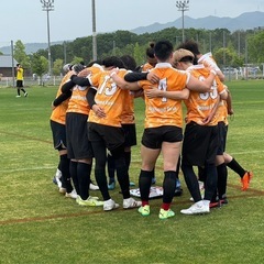 芝生に刻む友情と肺活量