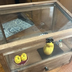 ガラス　引き出し　飾りケースの画像