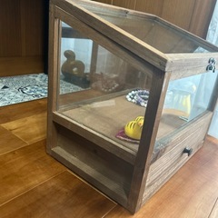 ガラス　引き出し　飾りケースの画像