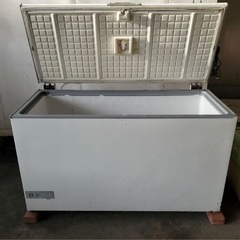 SANYO製のSCR-R551N冷凍庫、温度調整可能で金属製ハンドル付き  温度測定器付きの画像