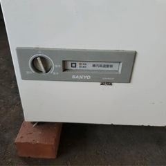 SANYO製のSCR-R551N冷凍庫、温度調整可能で金属製ハンドル付き  温度測定器付きの画像