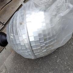 ミラーボール　ミラー小片はく落あり　ボール径約30cmの画像